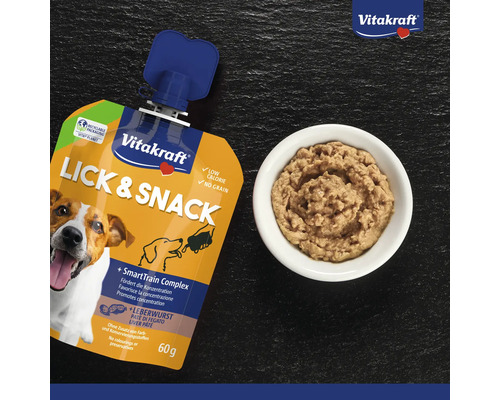 Snack pour chiens Vitakraft Lick and Snack au pâté de foie sachet de 60 grammes avec un bol de pâté de foie.
