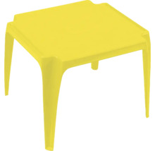 Quadratischer Kindertisch aus Kunststoff in Gelb.