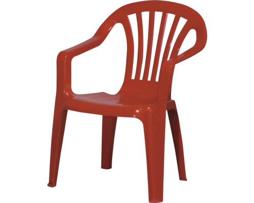 Roter Gartenstuhl aus Kunststoff mit Armlehnen und lamellenartiger Rückenlehne.