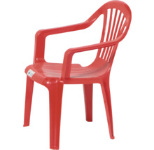 Roter stapelbarer Gartenstuhl aus Kunststoff mit Armlehnen und Lattenrückenlehne.
