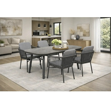 Moderner Essplatz mit ovalem Tisch und vier Seilstühlen mit Kissen in einem hellen, organisierten Wohnbereich auf einem Teppich.