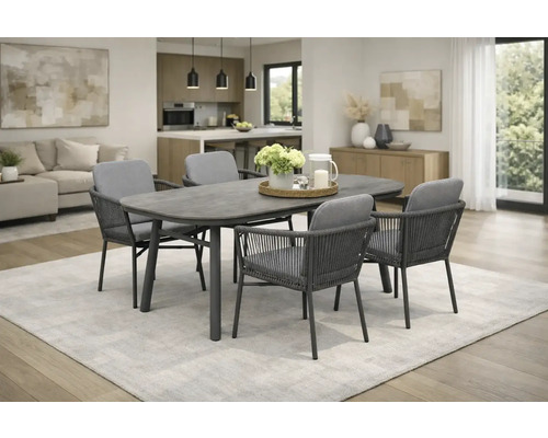 Moderner Essplatz mit ovalem Tisch und vier Seilstühlen mit Kissen in einem hellen, organisierten Wohnbereich auf einem Teppich.