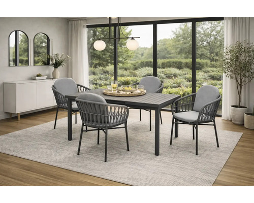 Modernes Essgruppenset mit rechteckigem Tisch und vier Stühlen mit grauen Polstern und Flechtoptik in einem hellen Raum mit Gartenblick.