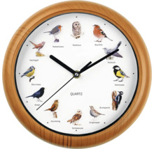 Wanduhr in Holzoptik mit Vogelmotiven, rundes Zifferblatt mit zwölf verschiedenen Vogelabbildungen und deren Namen.