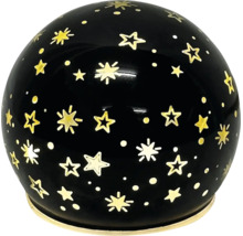 Boule décorative noire avec des étoiles et des points dorés sur un socle rond.