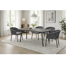 Modernes Essgruppe-Set mit rechteckigem Tisch und vier Armlehnenstühlen mit Seilgeflecht und Sitzkissen in einem hellen Raum.