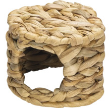 Kleintierhaus aus geflochtenem Naturmaterial in Höhlenform mit Eingang.