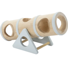 Tunnel de jeu pour petits rongeurs en bois avec plusieurs ouvertures sur un support à bascule.
