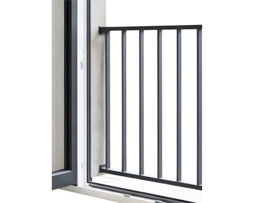 Französischer Balkon aus Metall in Anthrazit, montiert an einem Fensterrahmen mit vertikalen Streben.