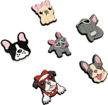 Set aus sechs Schuh-Charms mit verschiedenen französischen Bulldoggen-Motiven.