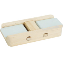 Holzbauteil mit zwei hellblauen Schiebeflächen und zwei seitlichen Bohrungen.
