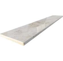 Fensterbank aus Naturstein mit polierter Oberfläche und dezenter Maserung.