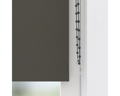 Dunkelgraues Rollo mit Kettenzug und Kindersicherung am Fensterrahmen.