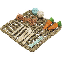 Aktivitätsmatte aus Seegras für Kleintiere mit Holz-Knabberstäben, geflochtenen Bällen und karottenförmigem Spielzeug.