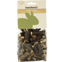 Beeztees Nagetiersnacks, hölzerne Knabberstäbe für Nagetiere in Klarsichtverpackung mit Beeztees Logo und Naturprodukt-Siegel.