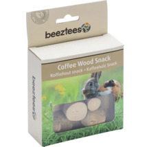 Beeztees Kaffeeholz Snack für Kleintiere in einer Kartonverpackung mit Sichtfenster. Beeztees Logo und Symbol für Naturprodukt.