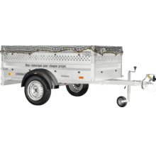 Einachsiger Humbaur Autoanhänger für Hornbach mit hohen Bordwänden aus Lochblech, schwarzem Ladungssicherungsnetz und Stützrad.