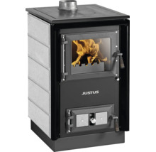 Cuisinière à bois Justus avec habillage en pierre, porte vitrée avec feu et plaque de cuisson.