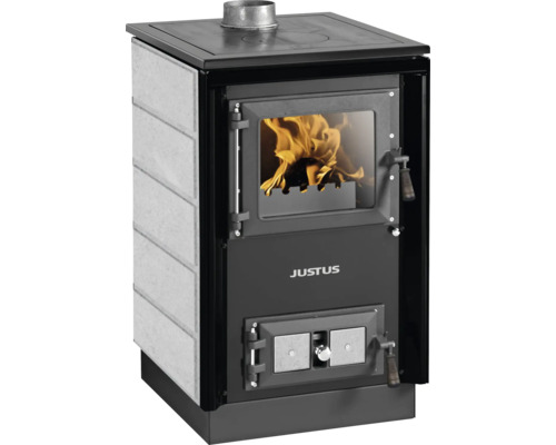 Cuisinière à bois Justus avec habillage en pierre, porte vitrée avec feu et plaque de cuisson.