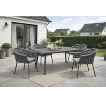 Gartenmöbel-Set mit rechteckigem Tisch und vier Sesseln mit Seilgeflecht und Sitzkissen auf einer Terrasse.