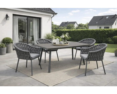 Gartenmöbel-Set mit rechteckigem Tisch und vier Sesseln mit Seilgeflecht und Sitzkissen auf einer Terrasse.
