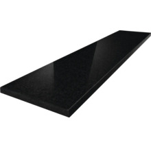 Polierte, schwarze Granitplatte in rechteckiger Form.