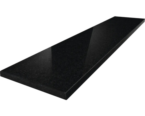 Plaque de granit noir poli avec surface brillante pour plans de travail ou appuis de fenêtre.