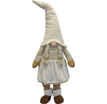 Stoffpuppe Wichtelmädchen mit Mütze, Zöpfen und Rock, Weihnachtsdekoration aus Textil