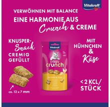 Vitakraft Logo. Snack Vitakraft Crispy Crunch poulet et fromage, croquant, garniture crémeuse, moins de 2 calories, environ 12 sur 7 millimètres.