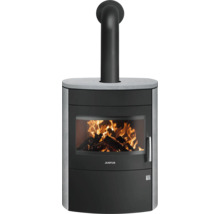 Poêle à bois Justus avec habillage en pierre, vitre avec feu de bois et tuyau de poêle noir.