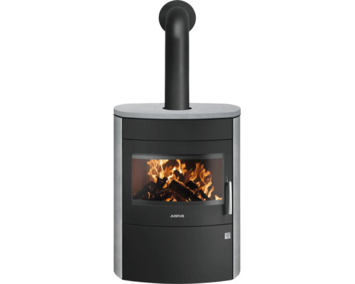 Poêle à bois Justus avec habillage en pierre, vitre avec feu de bois et tuyau de poêle noir.