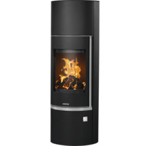 Poêle à bois Justus noir avec vitre bombée, poignée verticale et feu de bois brûlant.