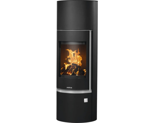 Poêle à bois Justus noir avec vitre bombée, poignée verticale et feu de bois brûlant.