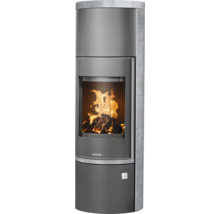Justus Kaminofen mit Natursteinverkleidung und brennendem Feuer hinter einer grossen Glasscheibe.