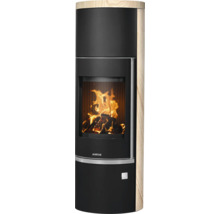 Poêle à bois cylindrique Justus avec habillage en grès et feu de bois brûlant derrière la vitre.