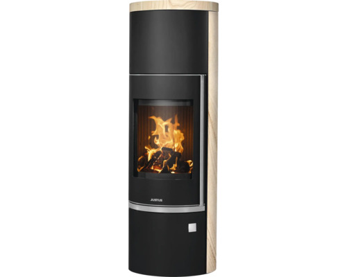 Poêle à bois cylindrique Justus avec habillage en grès et feu de bois brûlant derrière la vitre.