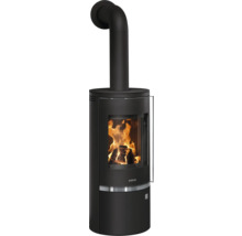 Poêle à bois Justus noir avec vitre, feu de bois et conduit de cheminée noir.