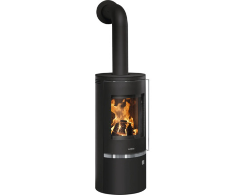 Poêle à bois Justus noir avec vitre, feu de bois et conduit de cheminée noir.