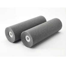 Deux manchons de rouleau à peindre en mousse grise avec un noyau blanc.