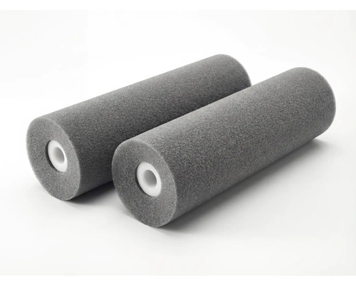 Deux manchons de rouleau à peindre en mousse grise avec un noyau blanc.