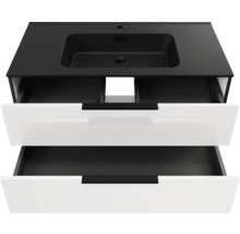 Waschtischunterschrank mit zwei geöffneten Schubladen, schwarzem Waschtisch mit integriertem Waschbecken und weißen Fronten.