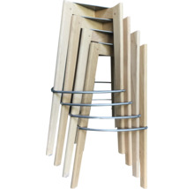 Stapelbare Barhocker aus hellem Holz mit runden Metallfußstützen.