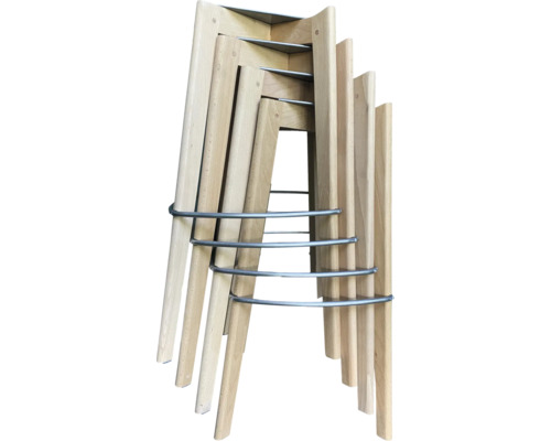 Stapelbare Barhocker aus hellem Holz mit runden Metallfußstützen.