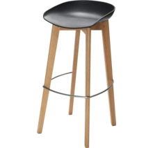 Barhocker mit schwarzer Kunststoff-Sitzschale, vier Holzbeinen und einer ringförmigen Fußstütze aus Metall.