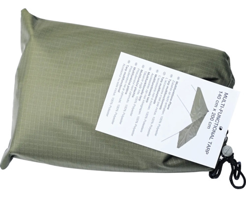 Multifunktionsplane aus Ripstop-Polyester in Olivgrün, verpackt in einem Beutel mit Kordelzug, Maße 140 mal 200 Zentimeter.
