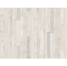 Sol stratifié aspect bois avec lames claires et motifs ornementaux de style vintage.