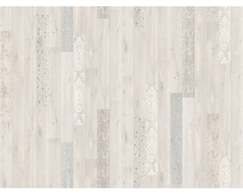Sol stratifié aspect bois avec lames claires et motifs ornementaux de style vintage.