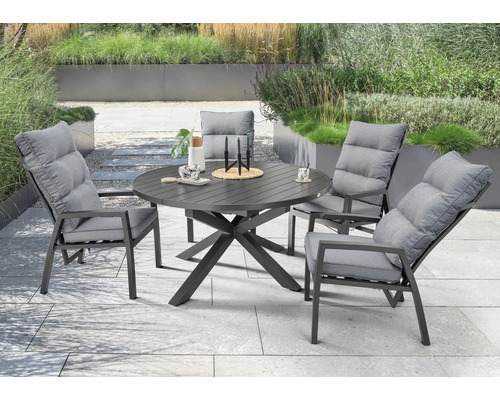 Ensemble de mobilier de jardin rond avec une table noire et quatre chaises grises avec coussins sur une terrasse.