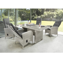 Salon de jardin moderne en polyrotin gris avec table rectangulaire en verre et quatre fauteuils avec coussins foncés sur une terrasse.