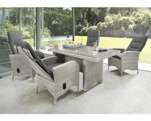 Salon de jardin moderne en polyrotin gris avec table rectangulaire en verre et quatre fauteuils avec coussins foncés sur une terrasse.